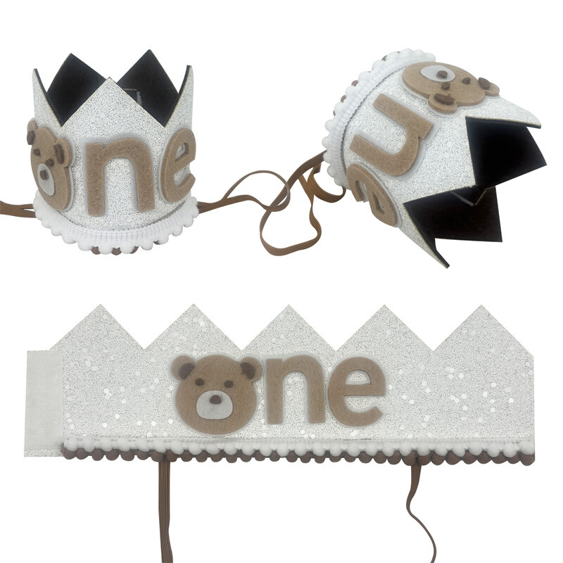 1 vnt. meškiukas 1 metų gimtadienio karūnos galvos apdangalas berniukui, mergaitei 1-ojo gimtadienio vakarėliui, kepuraitėms vaikams, pirmojo jubiliejaus vakarėliams