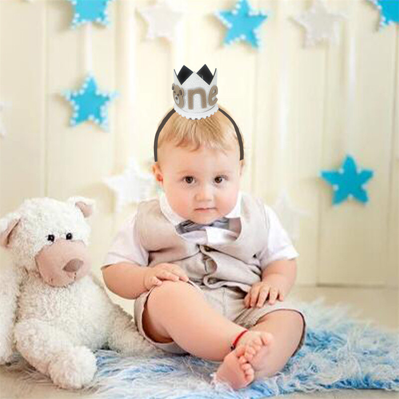 1 vnt. meškiukas 1 metų gimtadienio karūnos galvos apdangalas berniukui, mergaitei 1-ojo gimtadienio vakarėliui, kepuraitėms vaikams, pirmojo jubiliejaus vakarėliams