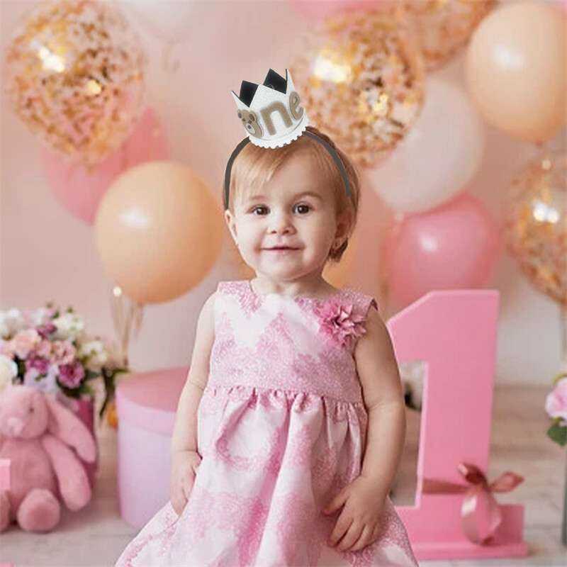 1 vnt. meškiukas 1 metų gimtadienio karūnos galvos apdangalas berniukui, mergaitei 1-ojo gimtadienio vakarėliui, kepuraitėms vaikams, pirmojo jubiliejaus vakarėliams