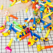 30 db színes csíkos pöttyfúvó kifúvó kürt síp zajkeltő játékok gyerekeknek születésnapi buli Baba zuhany Pinata ajándék