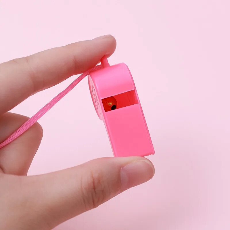 Színes síp kötéllel Szórakoztató zajkeltő sípok bulisportokhoz. Többfunkciós mazsorett síp gyerekjátékok