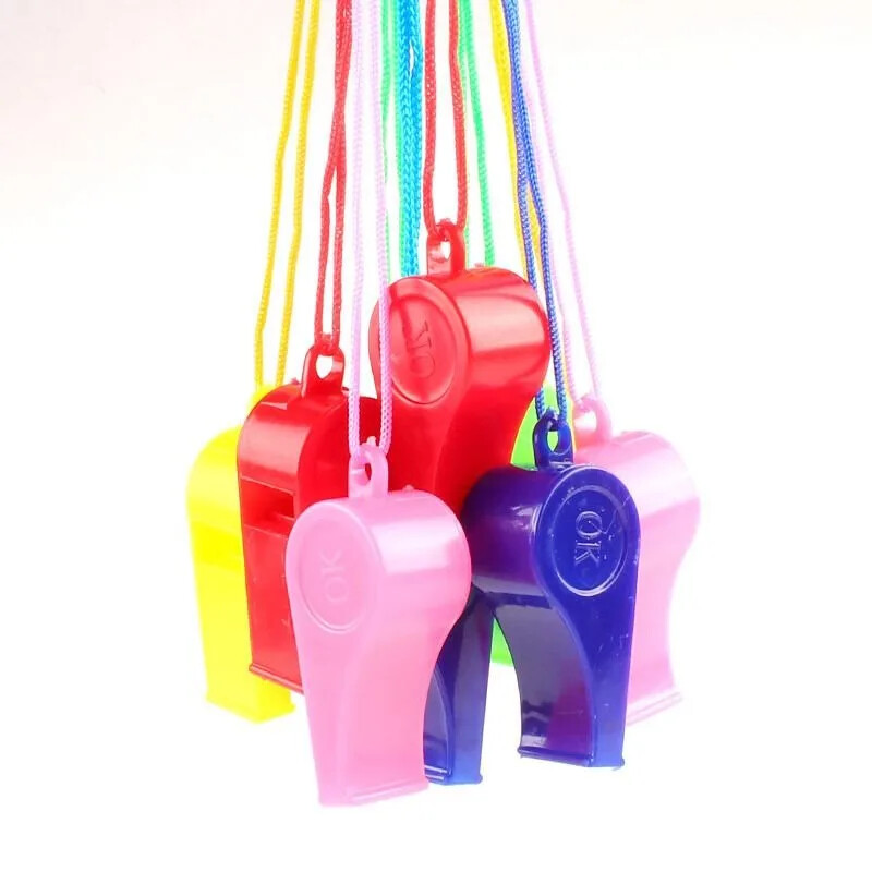 Színes síp kötéllel Szórakoztató zajkeltő sípok bulisportokhoz. Többfunkciós mazsorett síp gyerekjátékok