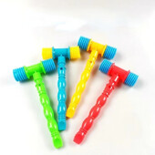 Nejaušas krāsas 1 pc izglītojoša rotaļlieta bērniem klauvējošs āmurs rotaļlieta svilpes mūzikas instruments āmurs formas vokāls klauvēšanas rotaļlieta bērniem dāvana