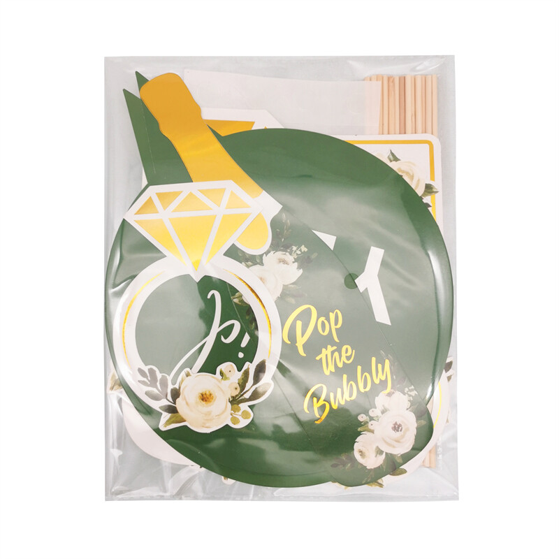 1 zacskó, a csapat menyasszonya papírból lesz. Fotófülke kellékek