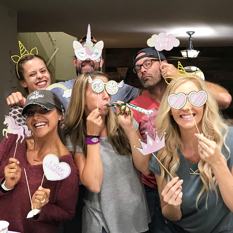 29db/készlet Tematikus Party Unikornis Photo Booth Karton szemüveg Korona Paróka Unikornis Maszk DIY Születésnapi Babazuhany Photobooth kellékek