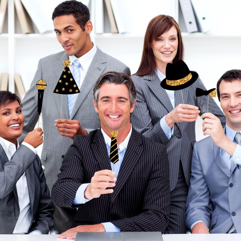 24 db-os fotófülke kellékkészlet, fekete és arany aranyos minták, csillámos fotózás bottal a lányok születésnapi parti kellékeihez