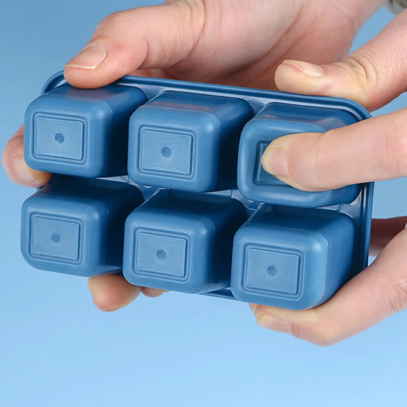 Silikoniniai ledo kubelių padėklai su neišsiliejančiais dangteliais, lengvai atleidžiami, skirti šaldikliui, viskiui, kokteiliams, kūdikių maistui ir gėrimams – 6 kubeliai