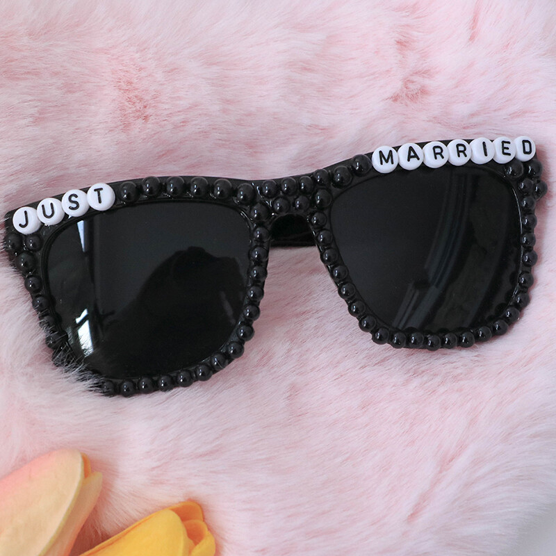 Perlas ką tik vedęs akinius nuo saulės vyras Žmona vestuvinis dušas Jaunavedžių pora nuotakos jaunikis ponia ponia baseino paplūdimio vestuvės Medaus mėnesio dovana