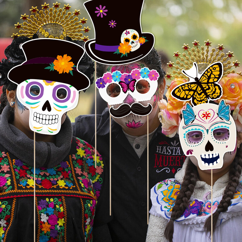 30 db Rajzfilm, mexikói halottak napja témájú fotófülke kellékek koponya, gitár, öltöztetős papír maszkok Halloween party dekorációhoz