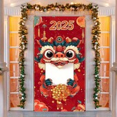 2025 kínai újévi oroszlán táncajtó borító hátterű szalaghirdetés családi estélyi bulihoz beltéri verandán, otthoni dekorációs fotófülke kellékei