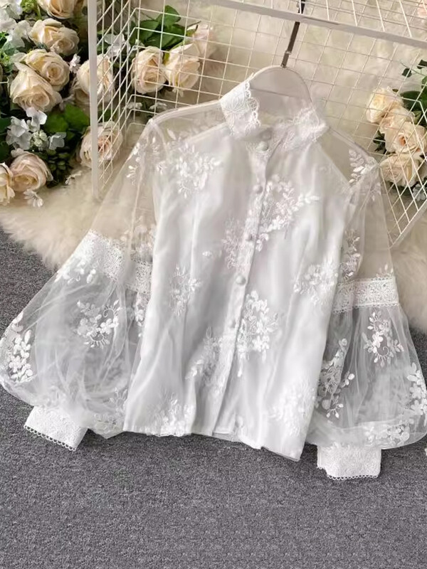 EWQ nyári fényvédő alkalmi ing női csipkével hímzett állvány gallér lámpás ujjak egysoros felsők 2024 új 27C442