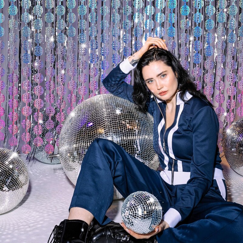 Diszkóparti dekorációk Ezüst fólia rojtos függönyök fotóháttér a 70-es és 80-as évek utolsó diszkó legénybúcsújának dekorációjához