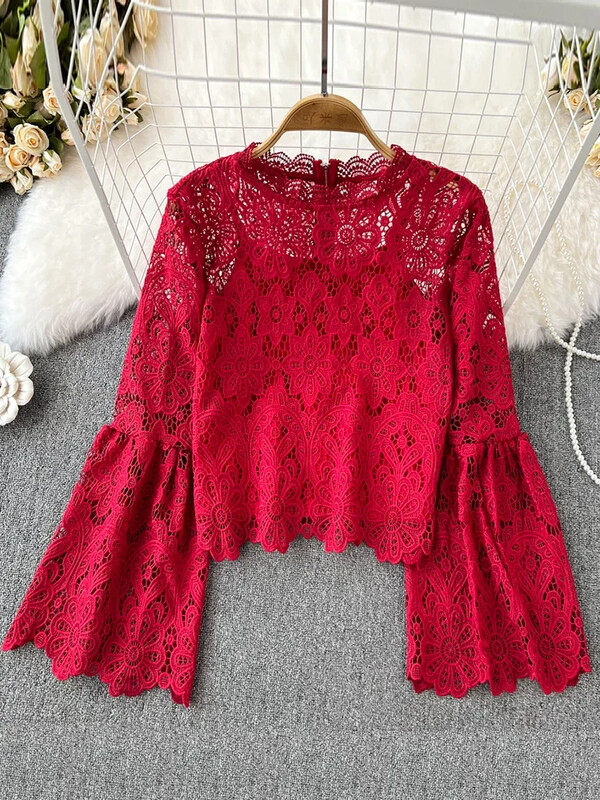 Tavaszi őszi új divat blúz Női üreges, lobogó ujjú temperamentum bluza O-nyakú vékony, rövid csipke női ing felsők G11