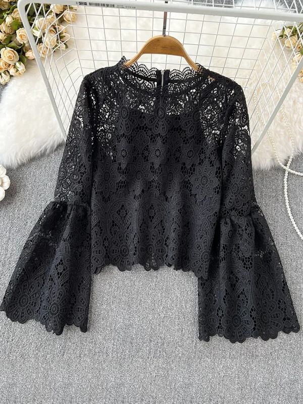 Tavaszi őszi új divat blúz Női üreges, lobogó ujjú temperamentum bluza O-nyakú vékony, rövid csipke női ing felsők G11
