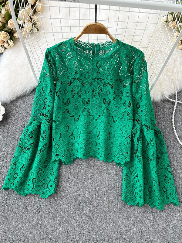 Tavaszi őszi új divat blúz Női üreges, lobogó ujjú temperamentum bluza O-nyakú vékony, rövid csipke női ing felsők G11