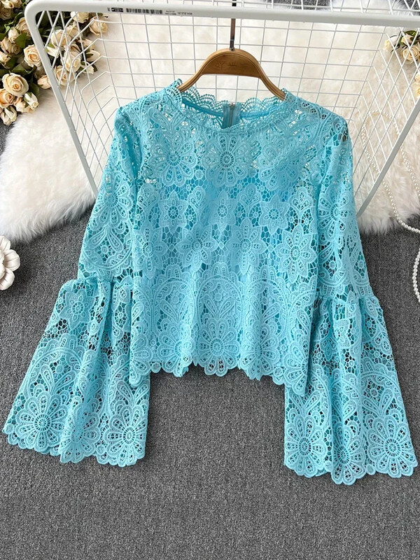 Tavaszi őszi új divat blúz Női üreges, lobogó ujjú temperamentum bluza O-nyakú vékony, rövid csipke női ing felsők G11