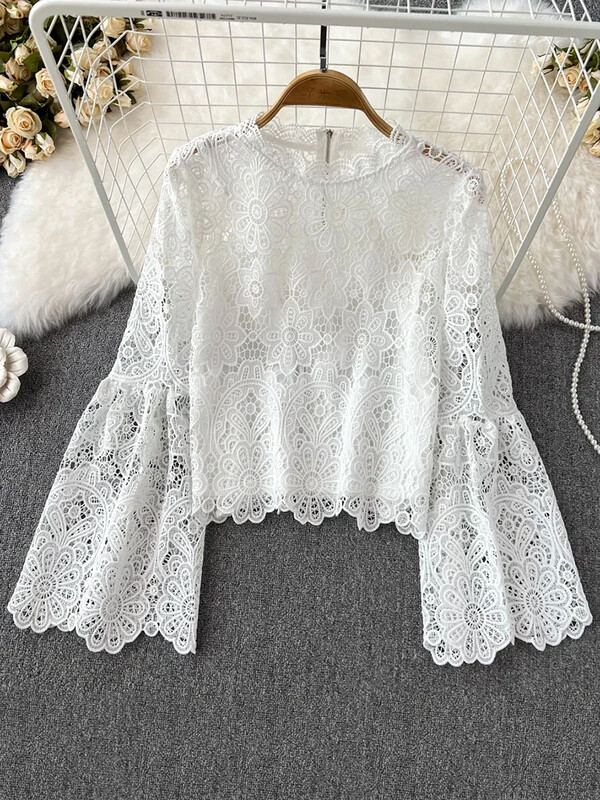 Tavaszi őszi új divat blúz Női üreges, lobogó ujjú temperamentum bluza O-nyakú vékony, rövid csipke női ing felsők G11