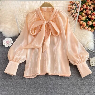 Κομψό φαρδύ γυναικείο πουκάμισο παπιγιόν με μακρυμάνικο μπλουζάκι