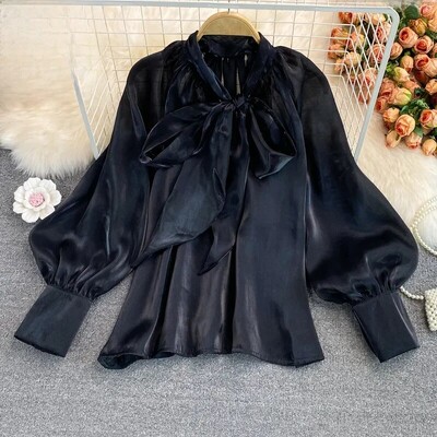 Κομψό φαρδύ γυναικείο πουκάμισο παπιγιόν με μακρυμάνικο μπλουζάκι