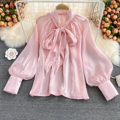 Κομψό φαρδύ γυναικείο πουκάμισο παπιγιόν με μακρυμάνικο μπλουζάκι