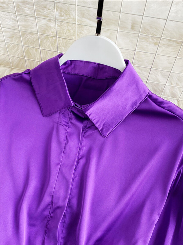 2022 tavasz, új szatén női ingek tömör lehajtható gallérral, hosszú ujjú női blúz divatos húzózsinórral összehajtva karcsú, vágott felsők
