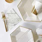 Fehér témájú esküvői parti Aranycsíkos Papírtányérok Csésze Szalvéták Gyermek Felnőtt Születésnapi Evőeszközök Babazuhany Party Díszek