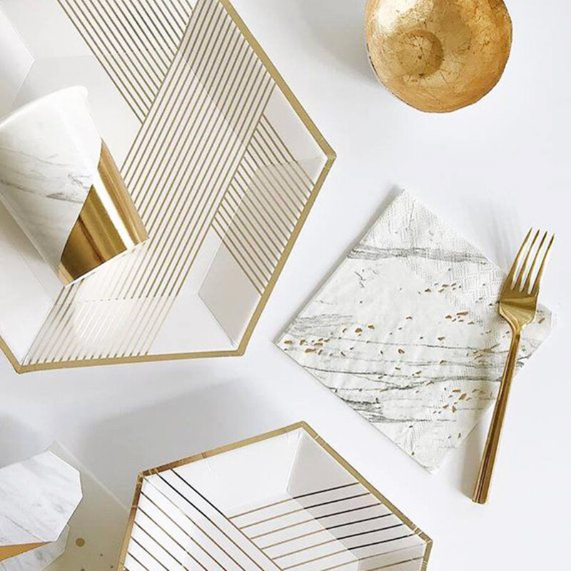 Fehér témájú esküvői parti Aranycsíkos Papírtányérok Csésze Szalvéták Gyermek Felnőtt Születésnapi Evőeszközök Babazuhany Party Díszek