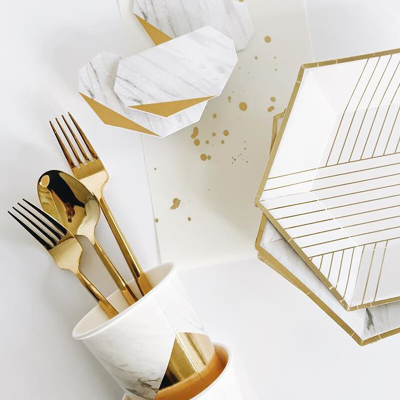 Fehér témájú esküvői parti Aranycsíkos Papírtányérok Csésze Szalvéták Gyermek Felnőtt Születésnapi Evőeszközök Babazuhany Party Díszek