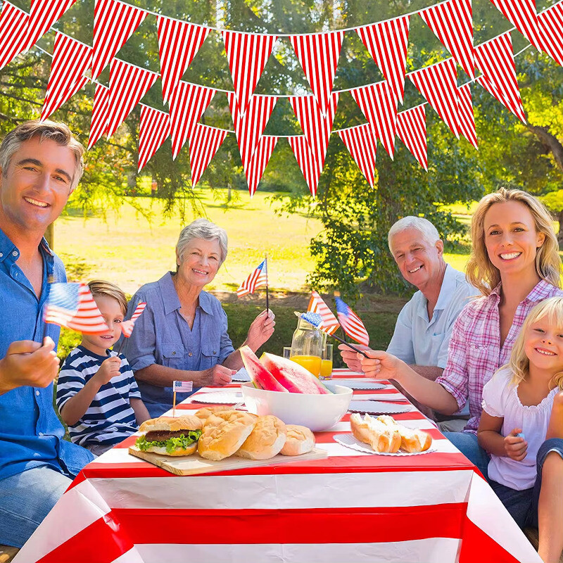 Piros fehér ezüst csíkos eldobható étkészlet cirkuszi születésnapi parti dekoráció tányérok csésze terítő szalvéta kések villák kellékek