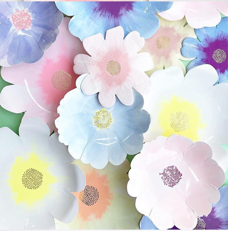 8 vnt gėlės formos vienkartinės lėkštės Pavasario piknikas gėlių lėkštės tortų lėkštės Happy Girls Gėlių tema Gimtadienio vakarėlio reikmenys