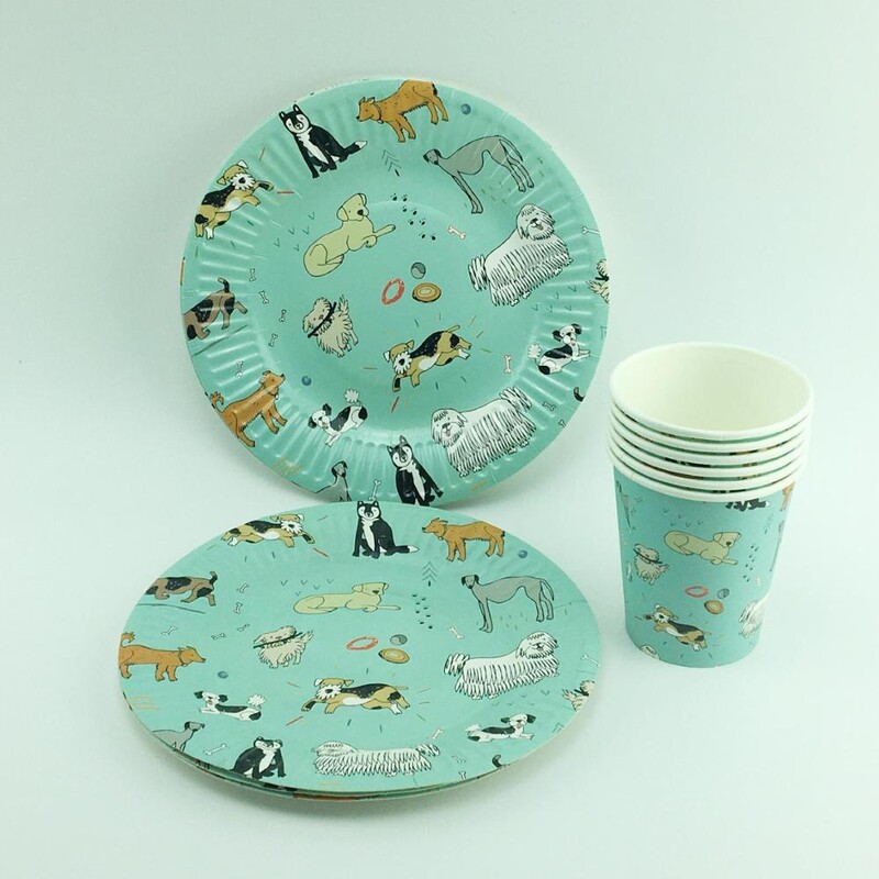 Šunų tematikos gimtadienio vakarėlio reikmenys Šuns formos vakarienės lėkštės, puodeliai, servetėlės Šunų tematikos vakarėlio indų rinkinys