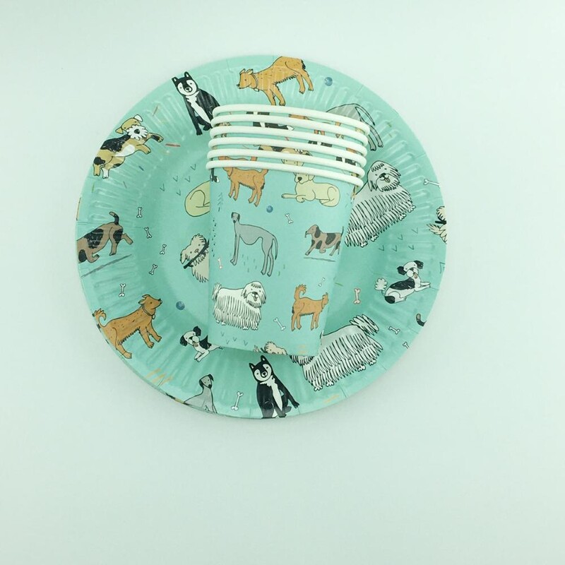 Šunų tematikos gimtadienio vakarėlio reikmenys Šuns formos vakarienės lėkštės, puodeliai, servetėlės Šunų tematikos vakarėlio indų rinkinys