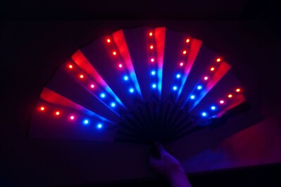 Party Led Φωτεινός ανεμιστήρας Φωτεινός πτυσσόμενος ανεμιστήρας Πολύχρωμο πάρτι/χορευτικός ανεμιστήρας Led Paper Stage Performance Dj Show Light Up Fan Wedding