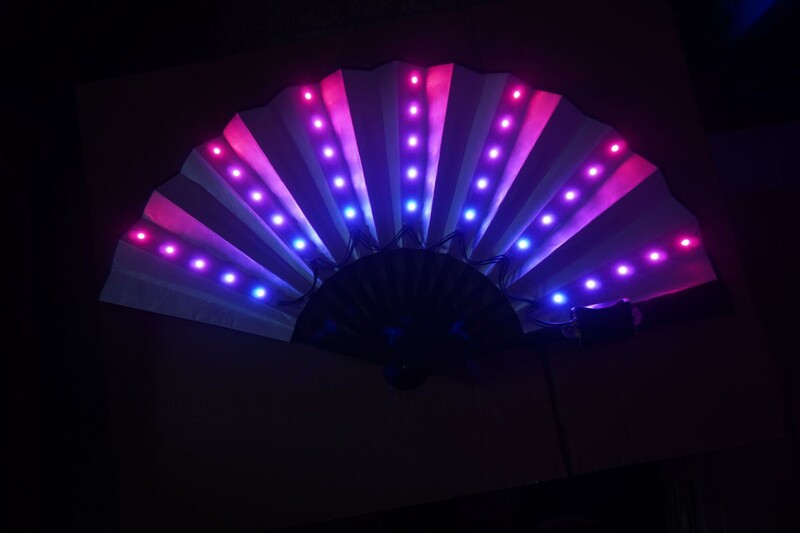Party Led Φωτεινός ανεμιστήρας Φωτεινός πτυσσόμενος ανεμιστήρας Πολύχρωμο πάρτι/χορευτικός ανεμιστήρας Led Paper Stage Performance Dj Show Light Up Fan Wedding