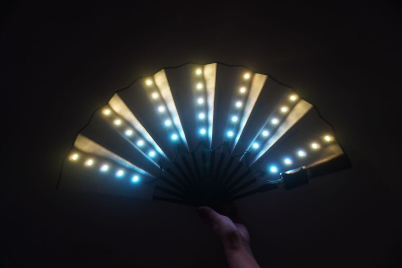 Party Led Φωτεινός ανεμιστήρας Φωτεινός πτυσσόμενος ανεμιστήρας Πολύχρωμο πάρτι/χορευτικός ανεμιστήρας Led Paper Stage Performance Dj Show Light Up Fan Wedding