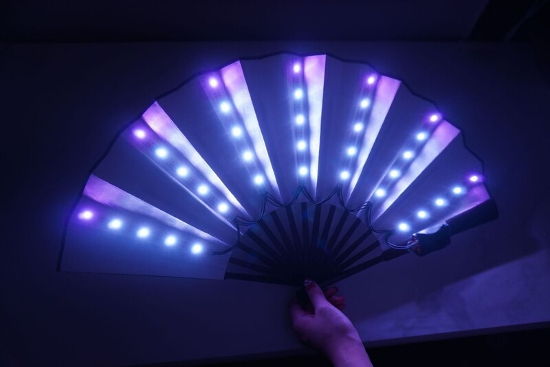Party Led Φωτεινός ανεμιστήρας Φωτεινός πτυσσόμενος ανεμιστήρας Πολύχρωμο πάρτι/χορευτικός ανεμιστήρας Led Paper Stage Performance Dj Show Light Up Fan Wedding