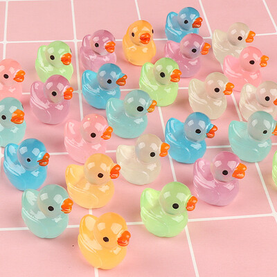 10/20/50gab 26,5x25mm Mini Glow Little Duck DIY Sveķu aksesuāri Karikatūra Juvelierizstrādājumu Dekorācija Caurspīdīga 3D Baltā Pīle