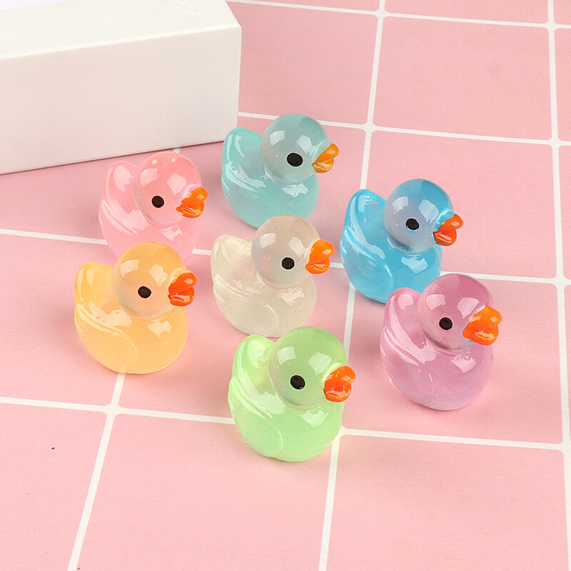 10/20/50gab 26,5x25mm Mini Glow Little Duck DIY Sveķu aksesuāri Karikatūra Juvelierizstrādājumu Dekorācija Caurspīdīga 3D Baltā Pīle