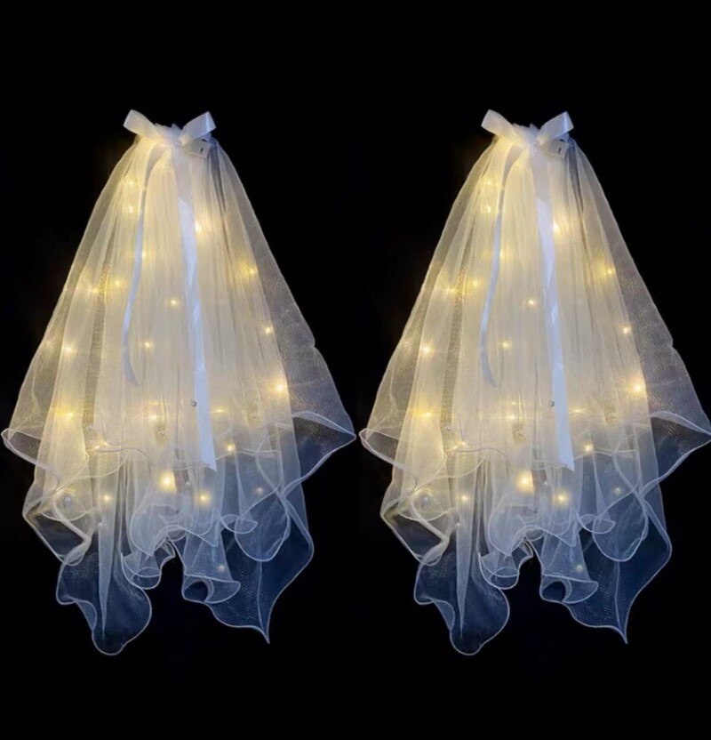 Ragyogó esküvői fátyol LED-es fényű, csípős gyöngyfátyol fénylik a sötétben.