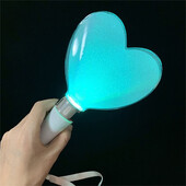RGB 15 krāsas, maināmas LED mirdzošas nūjas sirds formas, gaišas koncerta uzmundrināšanas caurules ar baterijām darbināmas kāzu ballītes gaismas nūjas rotaļlietas