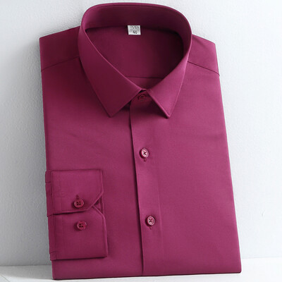 Vīriešu vienkrāsains krekls ar garām piedurknēm, pogāms, elpojošs, viegli izstiepts audums, bez grumbām.