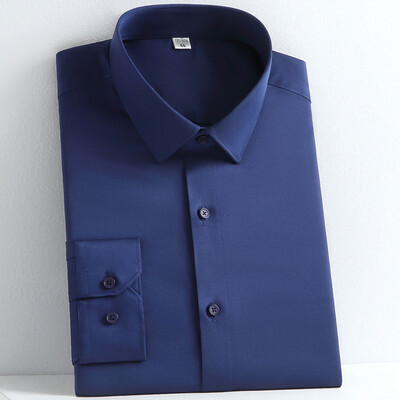 Vīriešu vienkrāsains krekls ar garām piedurknēm, pogāms, elpojošs, viegli izstiepts audums, bez grumbām.