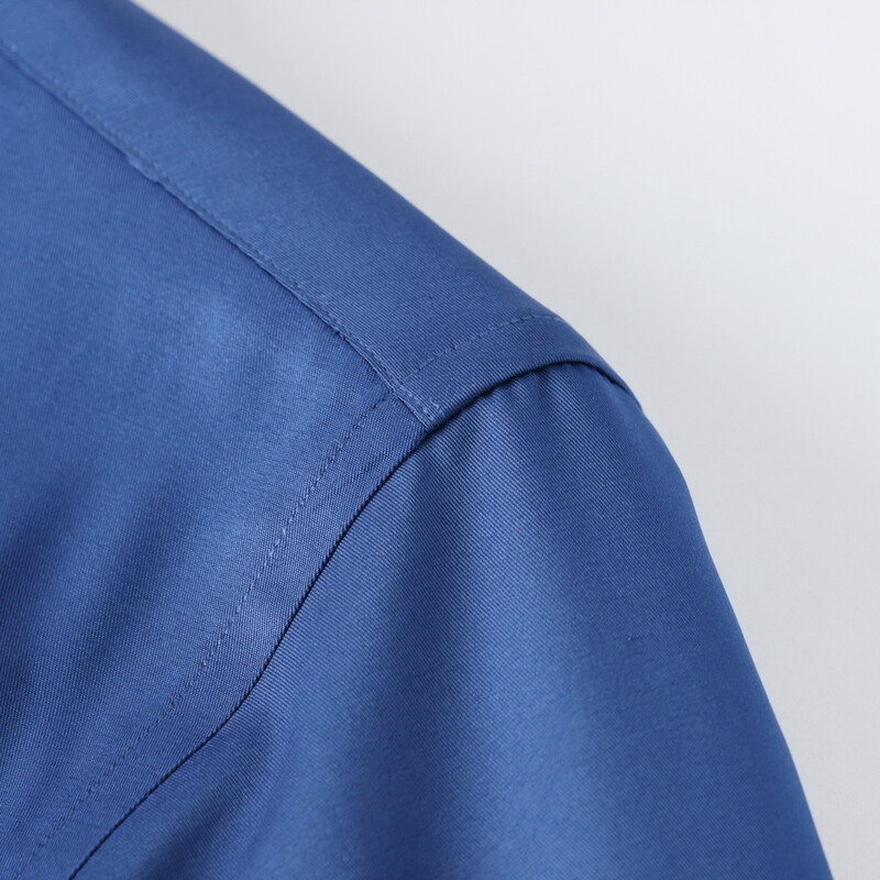 Vīriešu vienkrāsains krekls ar garām piedurknēm, pogāms, elpojošs, viegli izstiepts audums, bez grumbām.