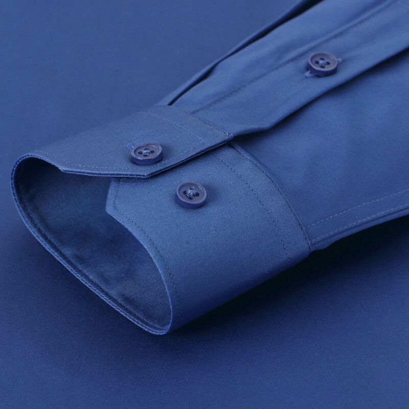 Vīriešu vienkrāsains krekls ar garām piedurknēm, pogāms, elpojošs, viegli izstiepts audums, bez grumbām.