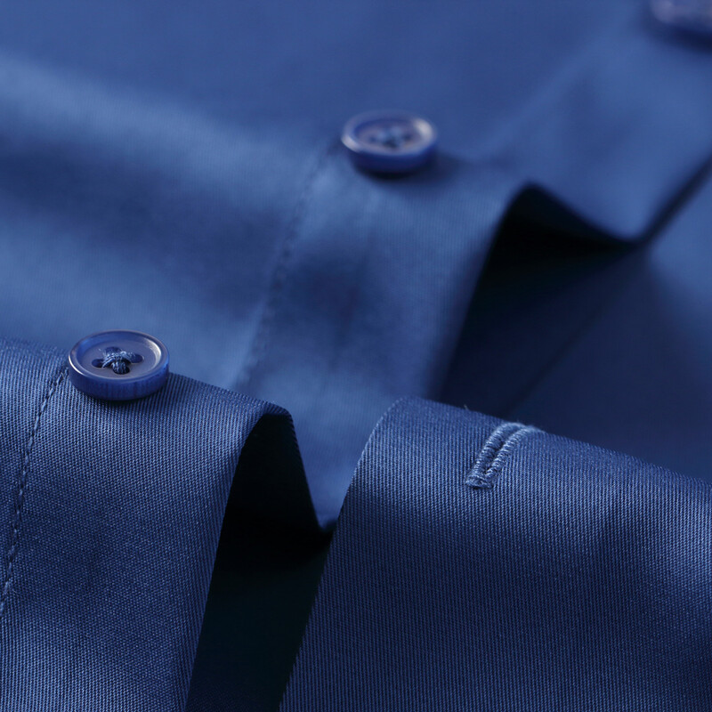 Vīriešu vienkrāsains krekls ar garām piedurknēm, pogāms, elpojošs, viegli izstiepts audums, bez grumbām.