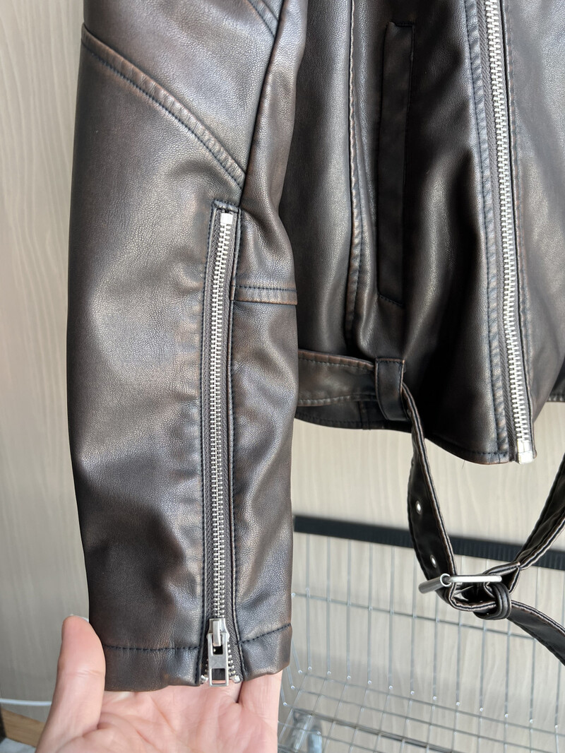 Biker Leather jaka 2024. gada jauna pavasara vintage Shuai Ruffian stila atloks, brīva baikeru vīriešu mākslīgās ādas jakas versija