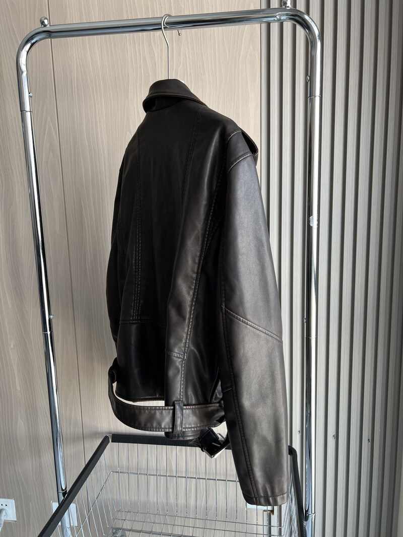 Biker Leather jaka 2024. gada jauna pavasara vintage Shuai Ruffian stila atloks, brīva baikeru vīriešu mākslīgās ādas jakas versija