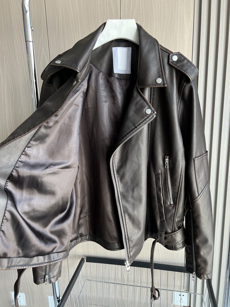 Biker Leather jaka 2024. gada jauna pavasara vintage Shuai Ruffian stila atloks, brīva baikeru vīriešu mākslīgās ādas jakas versija