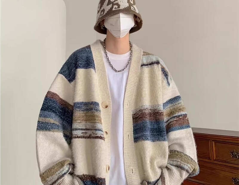 2024 őszi tél új férfi túlméretes bő kötött dzsekik férfi kontraszt színű csíkos kardigán férfi V-nyakú pulóver kabátok S538