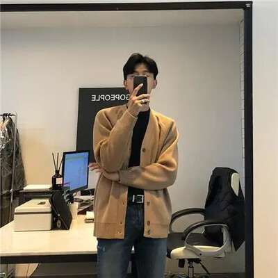 2022. gada moderns vīriešu trikotāžas tops ar V veida kakla izgriezumu, brīvi pieguļošs korejiešu stila džemperis, vienrindas vienkrāsaina jaka